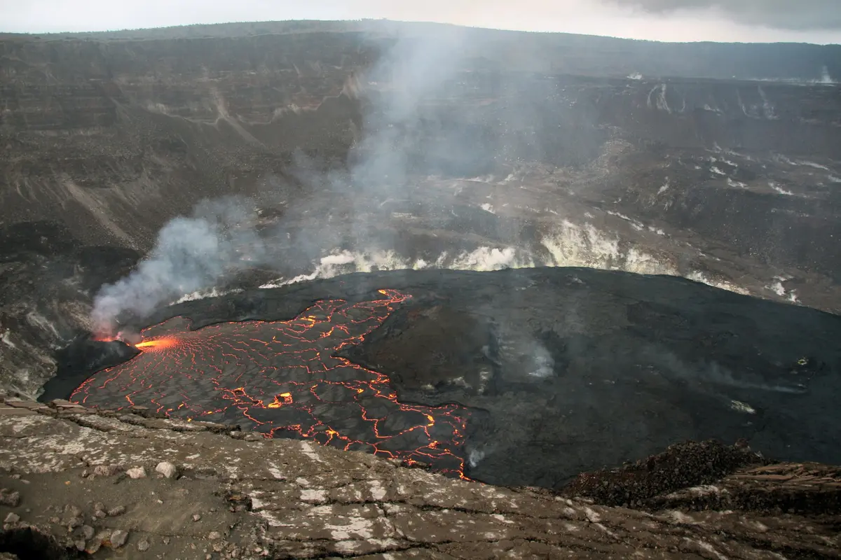 Kīlauea Report: Filling Lake Laps Onto Inner Ledge — Hawaii Tracker