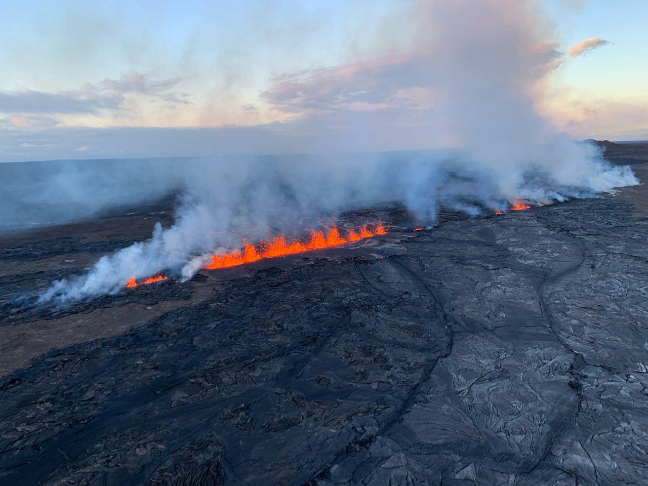 Kīlauea Volcano Is Again Erupting Within Hawai'i Volcanoes National ...