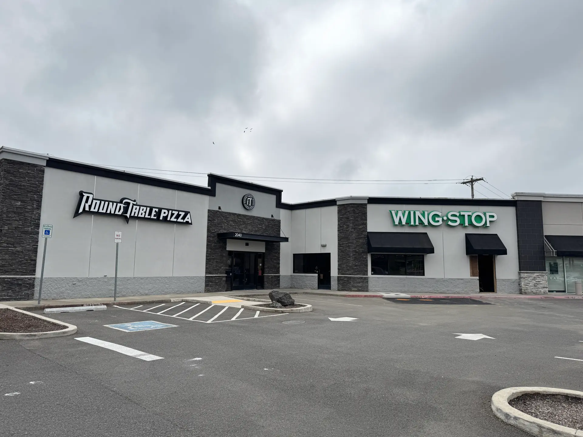 Round Table Pizza Returning to Roseburg in May, Wingstop Planned Next Door